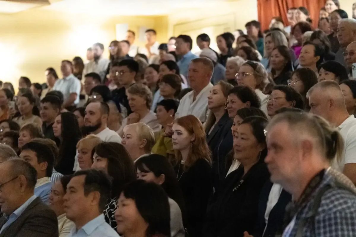 Четыре часа на одном дыхании: спектакль «12» покорил Туву Четыре часа на одном дыхании: спектакль «12» покорил Туву