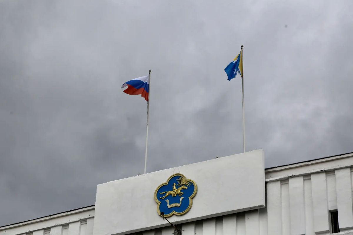 В День Государственного флага Российской Федерации в столице Республики Тыва городе Кызыле на площади Арата состоялась торжественная церемония поднятия главного символа страны В День Государственного флага Российской Федерации в столице Республики Тыва городе Кызыле на площади Арата состоялась торжественная церемония поднятия главного символа страны