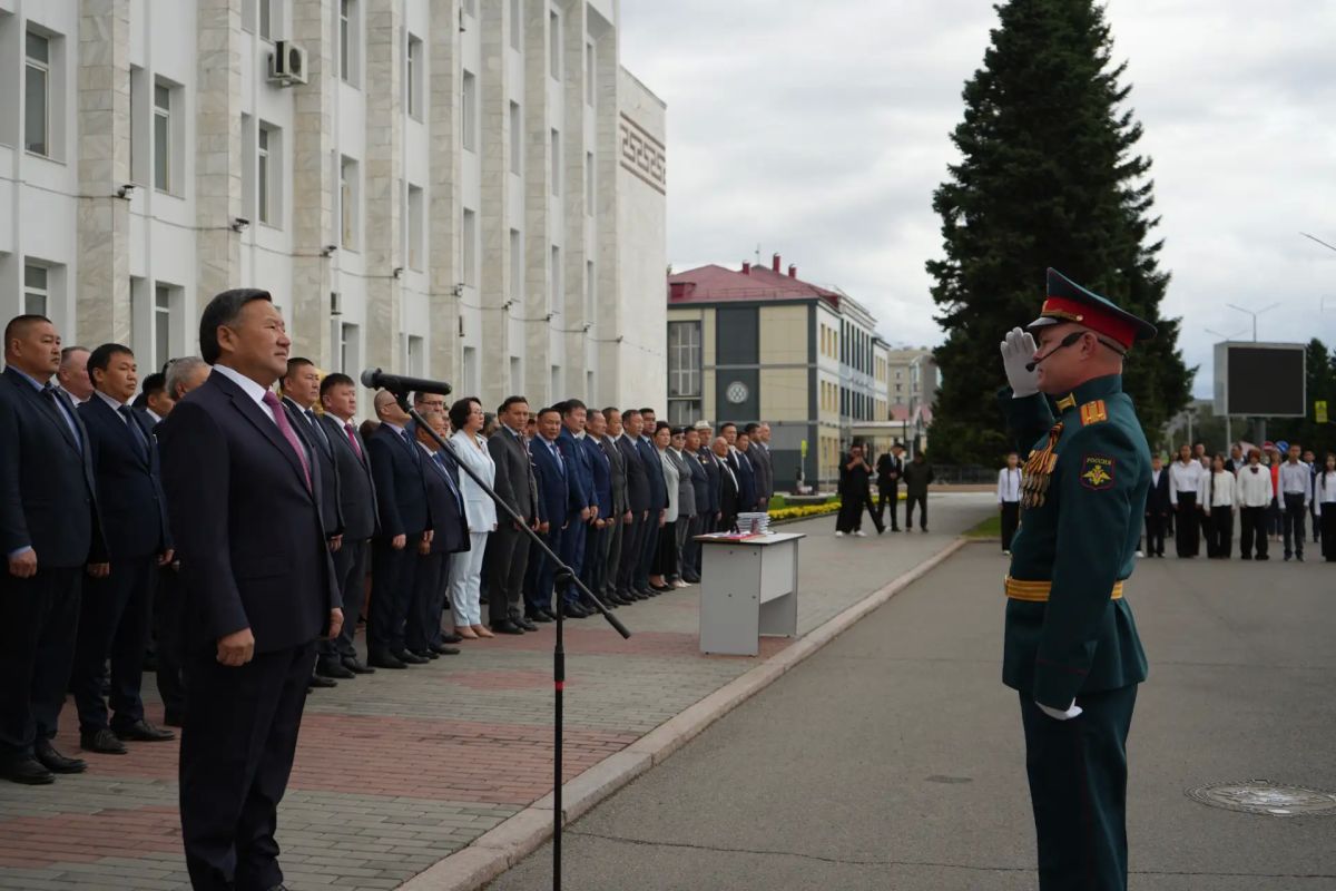 Руководство и личный состав МВД по Республике Тыва приняли участие в церемонии торжественного поднятия государственного флага Российской Федерации Руководство и личный состав МВД по Республике Тыва приняли участие в церемонии торжественного поднятия государственного флага Российской Федерации