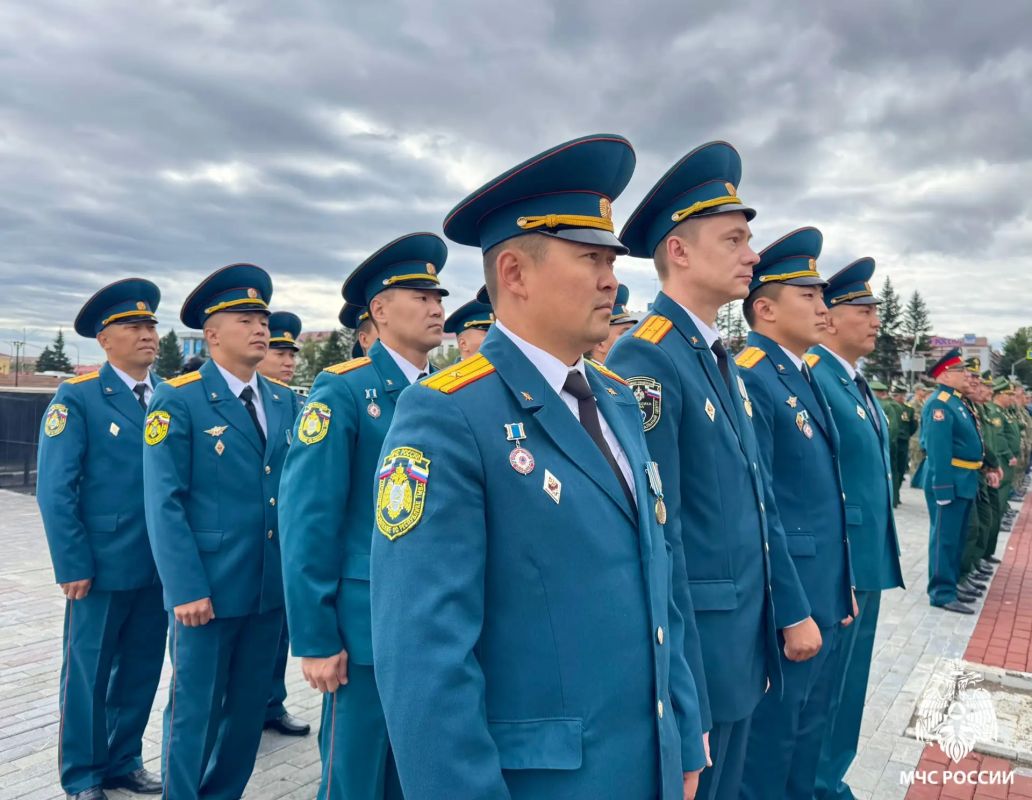 В День Государственного флага Российской Федерации в столице Республики Тыва городе Кызыле на площади Арата состоялась торжественная церемония поднятия главного символа страны В День Государственного флага Российской Федерации в столице Республики Тыва городе Кызыле на площади Арата состоялась торжественная церемония поднятия главного символа страны