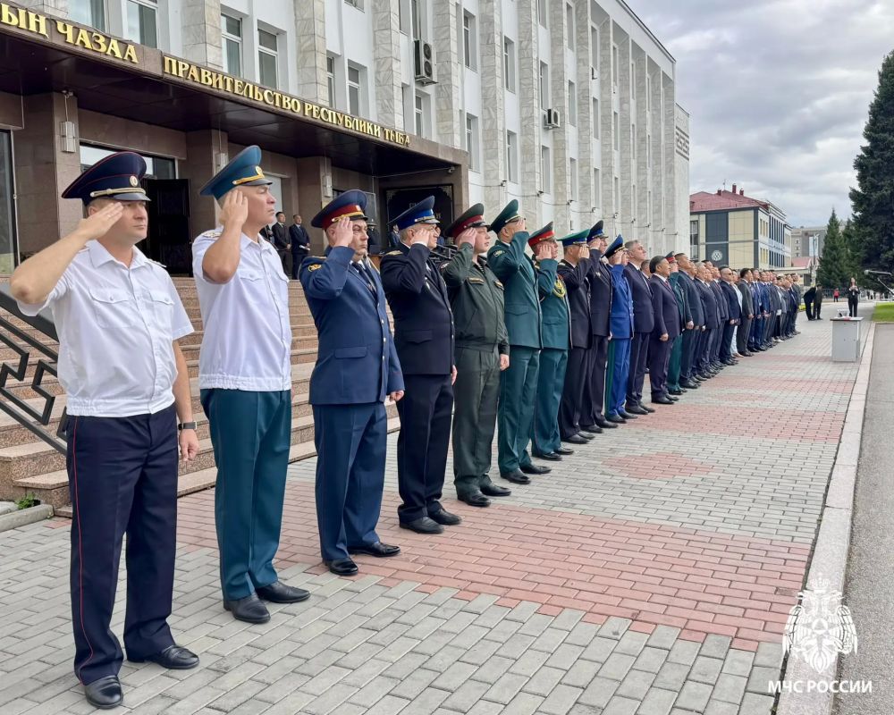 В День Государственного флага Российской Федерации в столице Республики Тыва городе Кызыле на площади Арата состоялась торжественная церемония поднятия главного символа страны В День Государственного флага Российской Федерации в столице Республики Тыва городе Кызыле на площади Арата состоялась торжественная церемония поднятия главного символа страны