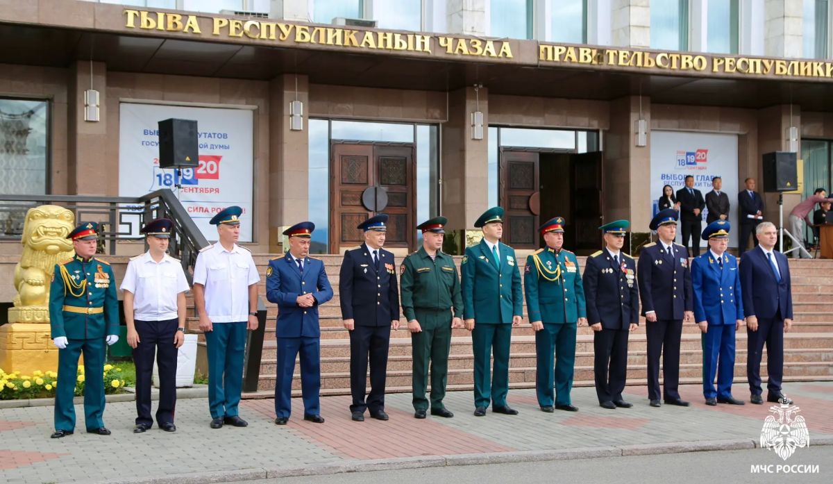В День Государственного флага Российской Федерации в столице Республики Тыва городе Кызыле на площади Арата состоялась торжественная церемония поднятия главного символа страны В День Государственного флага Российской Федерации в столице Республики Тыва городе Кызыле на площади Арата состоялась торжественная церемония поднятия главного символа страны