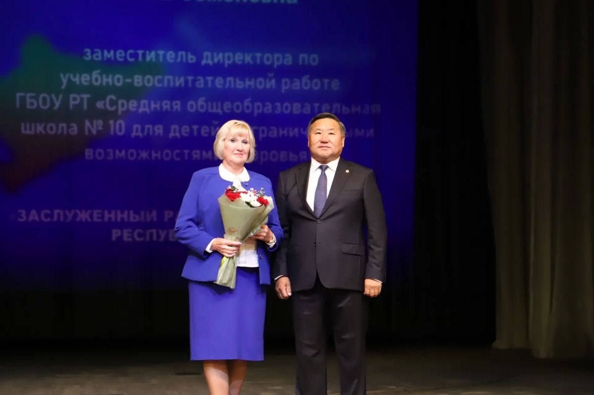 В Республике Тыва наградили лучших работников образования В Республике Тыва наградили лучших работников образования