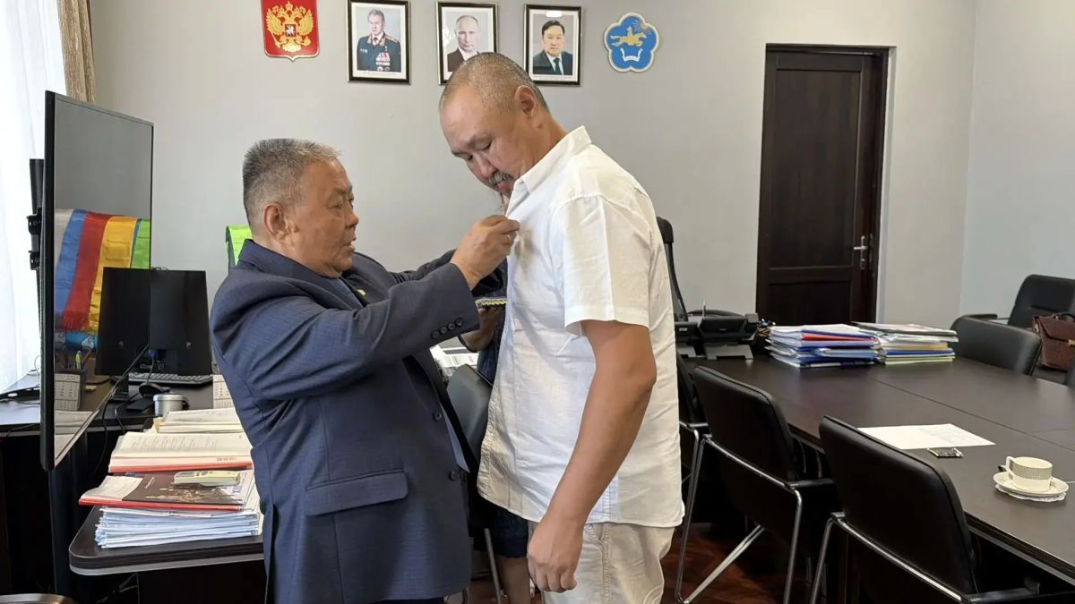 Министр культуры Виктор Чигжит встретился с главным художником-постановщиком масштабного театрализованного шоу «Колыбель Вселенной кочевников» Михаилом Егоровым. Министр культуры Виктор Чигжит встретился с главным художником-постановщиком масштабного театрализованного шоу «Колыбель Вселенной кочевников» Михаилом Егоровым.