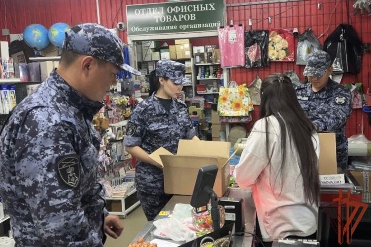 Росгвардейцы приняли участие в благотворительных акциях и помогли детям подготовиться к новому учебному году в Сибири Росгвардейцы приняли участие в благотворительных акциях и помогли детям подготовиться к новому учебному году в Сибири