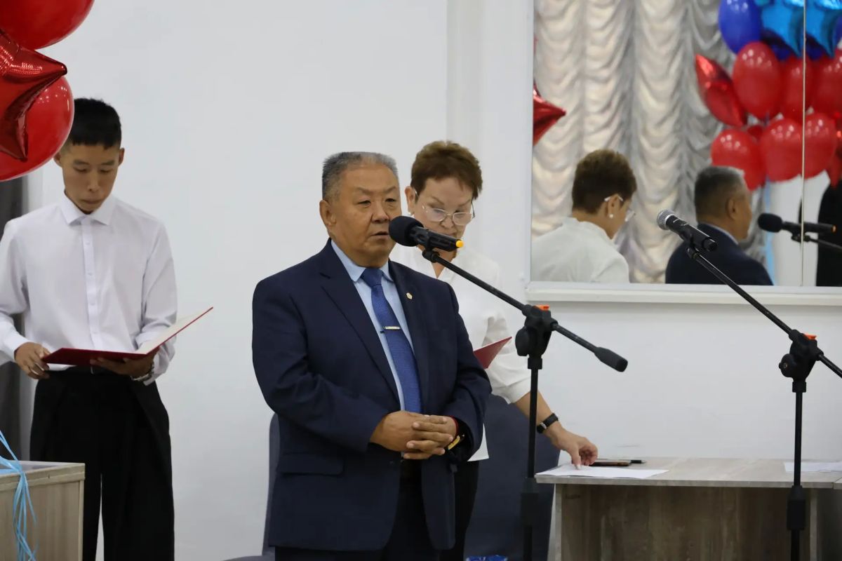 Министр культуры Тувы Виктор Чигжит поздравил с Днем знаний студентов и преподавателей Кызылского колледжа искусств Министр культуры Тувы Виктор Чигжит поздравил с Днем знаний студентов и преподавателей Кызылского колледжа искусств