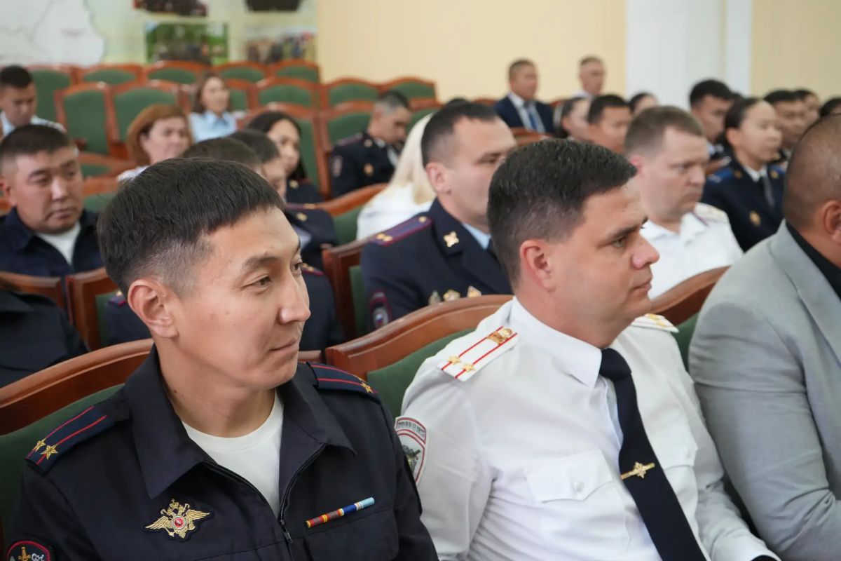В День знаний в МВД по Республике Тыва состоялась торжественная церемония вручения служебных удостоверений молодым сотрудникам В День знаний в МВД по Республике Тыва состоялась торжественная церемония вручения служебных удостоверений молодым сотрудникам