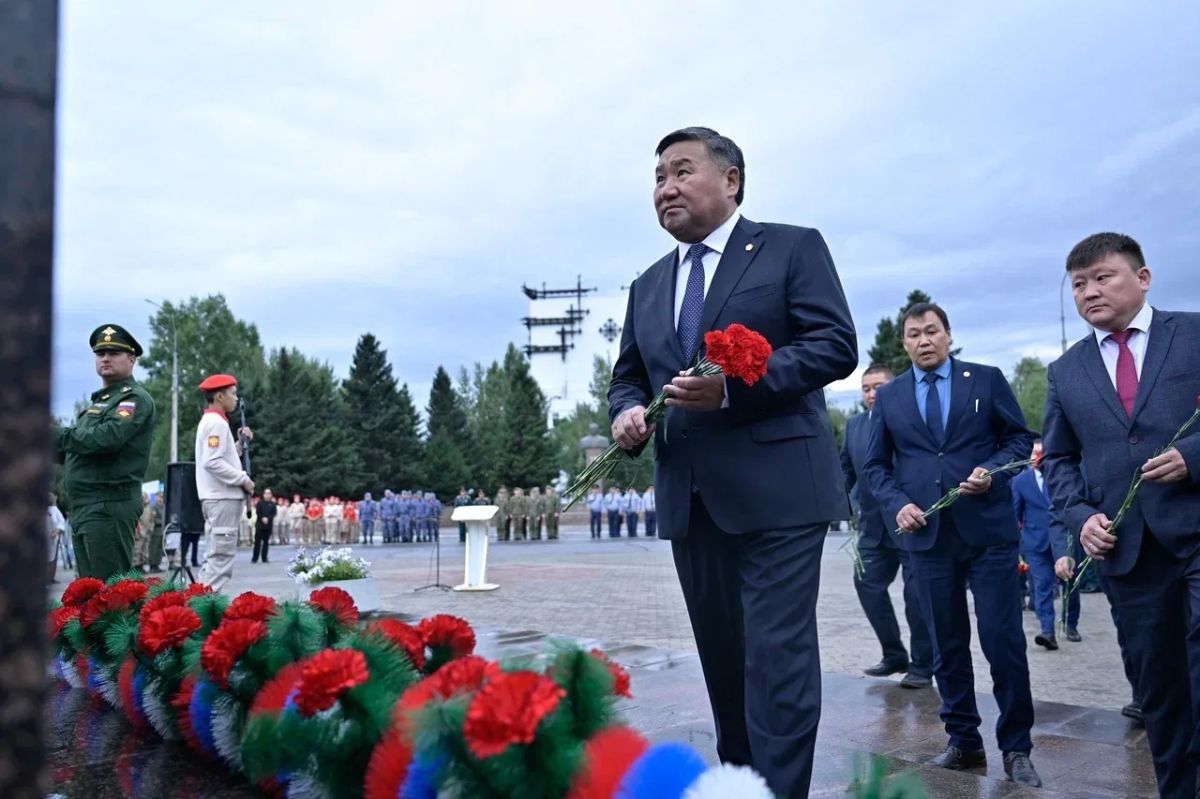 Владислав Ховалыг: Сегодня в республике отмечают не только начало учебного года, но и День исторической памяти и чести тувинских добровольцев Владислав Ховалыг: Сегодня в республике отмечают не только начало учебного года, но и День исторической памяти и чести тувинских добровольцев