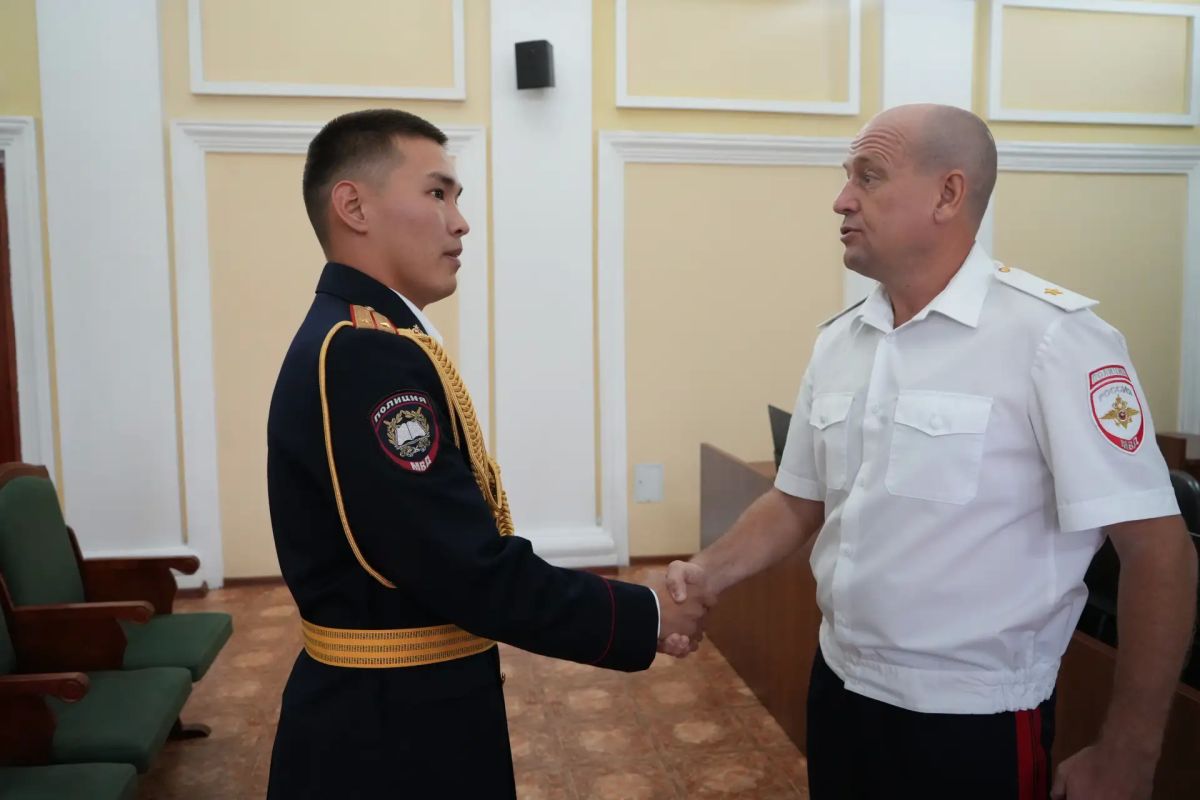 В День знаний в МВД по Республике Тыва состоялась торжественная церемония вручения служебных удостоверений молодым сотрудникам В День знаний в МВД по Республике Тыва состоялась торжественная церемония вручения служебных удостоверений молодым сотрудникам