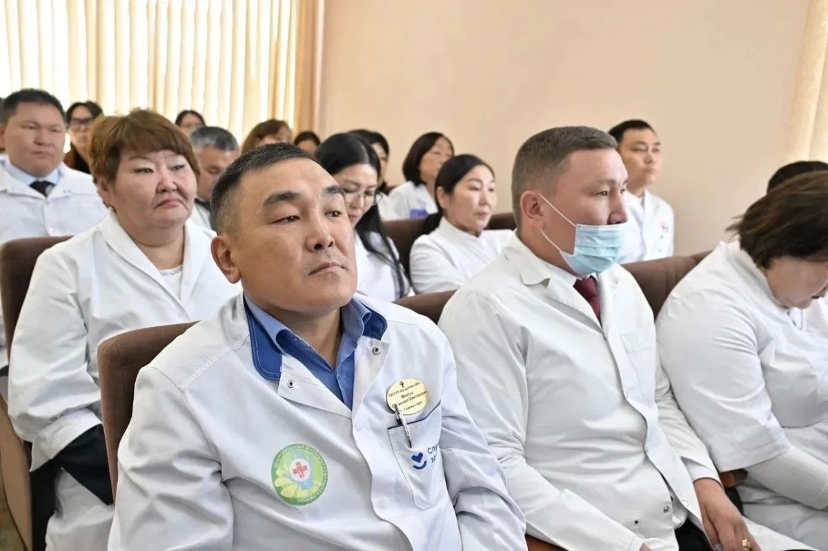 Владислав Ховалыг провел встречу с коллективами медицинской отрасли Тувы Владислав Ховалыг провел встречу с коллективами медицинской отрасли Тувы