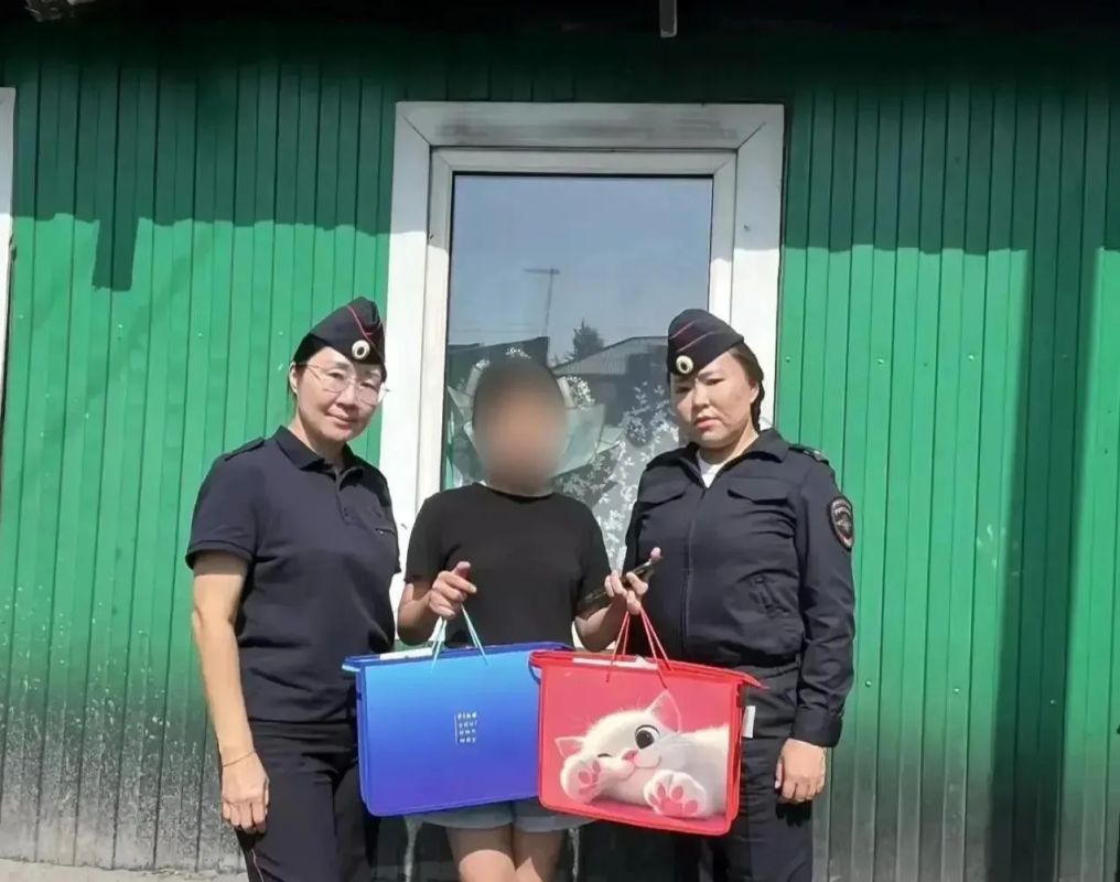 Полицейские Тувы помогают детям подготовиться к школе в рамках акции «Помоги пойти учиться» Полицейские Тувы помогают детям подготовиться к школе в рамках акции «Помоги пойти учиться»