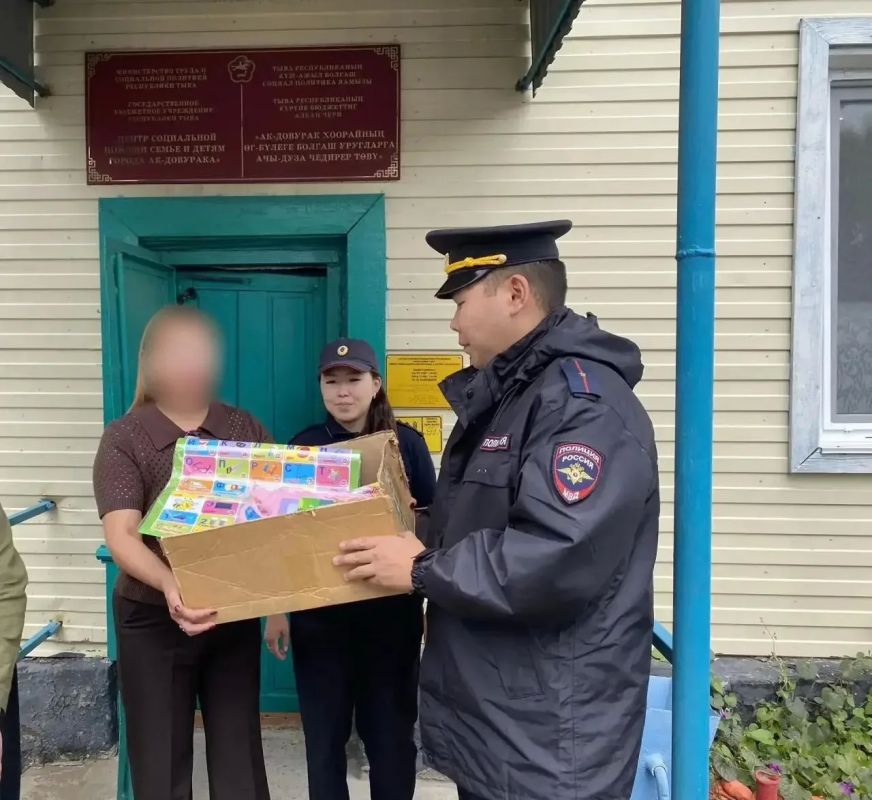 Полицейские Тувы помогают детям подготовиться к школе в рамках акции «Помоги пойти учиться» Полицейские Тувы помогают детям подготовиться к школе в рамках акции «Помоги пойти учиться»