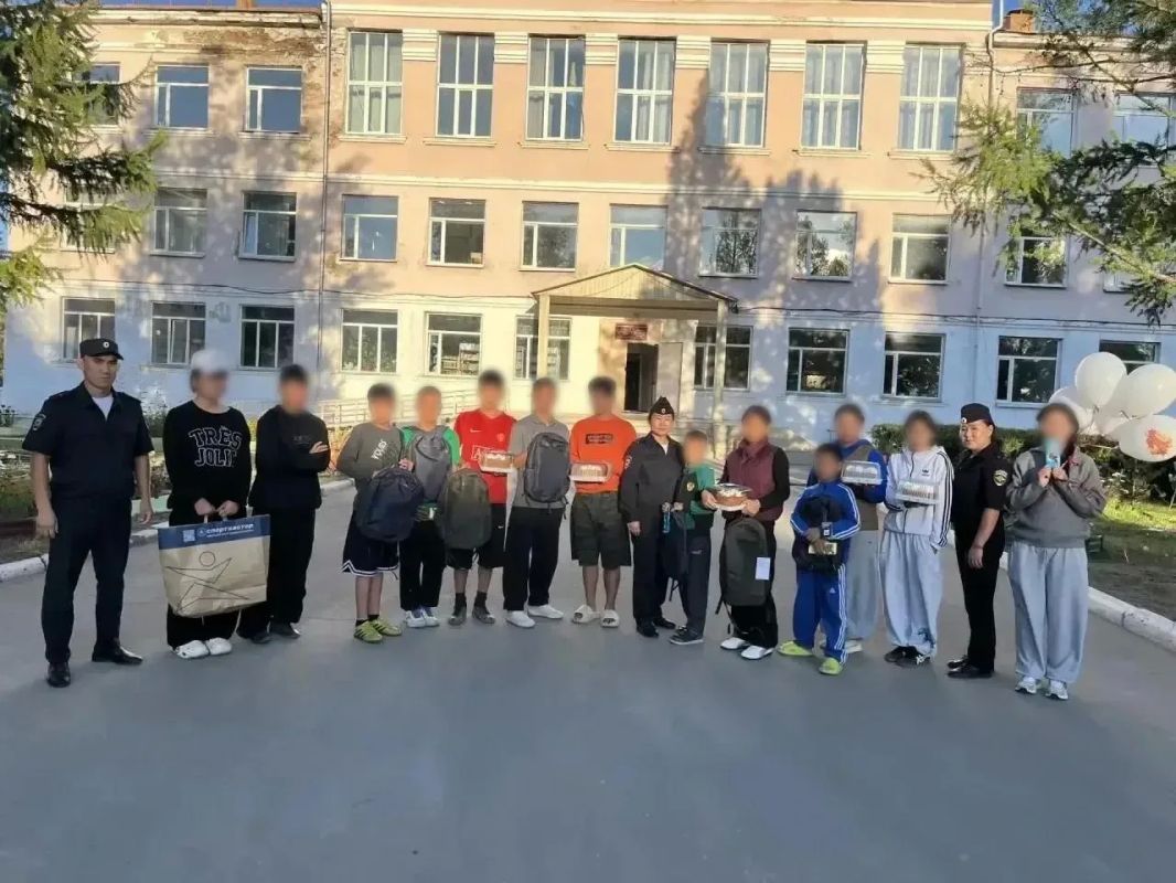 Полицейские Тувы помогают детям подготовиться к школе в рамках акции «Помоги пойти учиться» Полицейские Тувы помогают детям подготовиться к школе в рамках акции «Помоги пойти учиться»