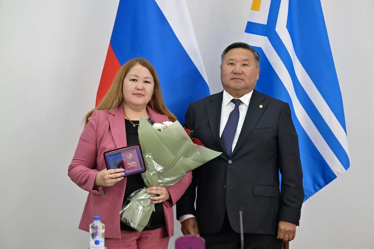 Накануне Глава Тувы Владислав Ховалыг провел встречу с деятелями и мастерами культуры республики, во время которой выразил слова искренней благодарности за работу по подготовке и проведению культурной программы VI... Накануне Глава Тувы Владислав Ховалыг провел встречу с деятелями и мастерами культуры республики, во время которой выразил слова искренней благодарности за работу по подготовке и проведению культурной программы VI...
