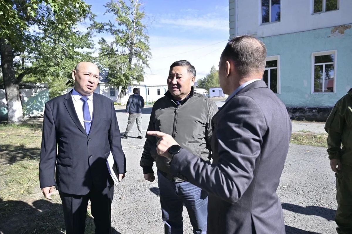 Владислав Ховалыг: В ходе рабочей поездки в Ак-Довурак посетил школу №2, где сейчас учатся около 200 детей Владислав Ховалыг: В ходе рабочей поездки в Ак-Довурак посетил школу №2, где сейчас учатся около 200 детей