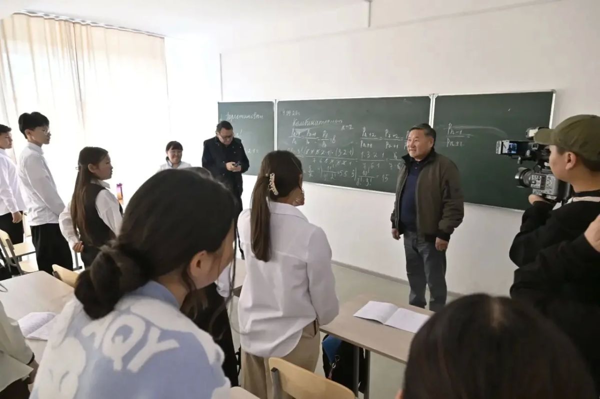 Владислав Ховалыг: Во время работы в Ак-Довураке проверил школу № 3, где в этом году провели капитальный ремонт Владислав Ховалыг: Во время работы в Ак-Довураке проверил школу № 3, где в этом году провели капитальный ремонт