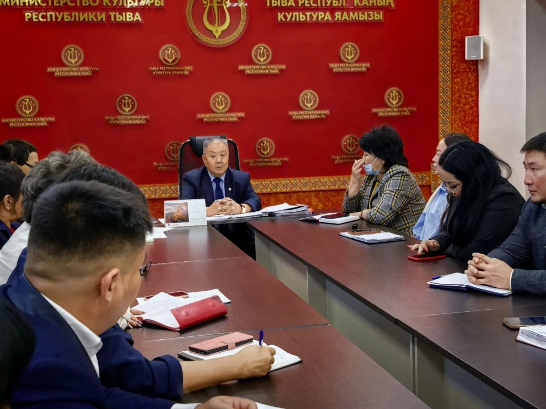 Министр культуры провел муниципальный час с начальниками управлений культуры Министр культуры провел муниципальный час с начальниками управлений культуры