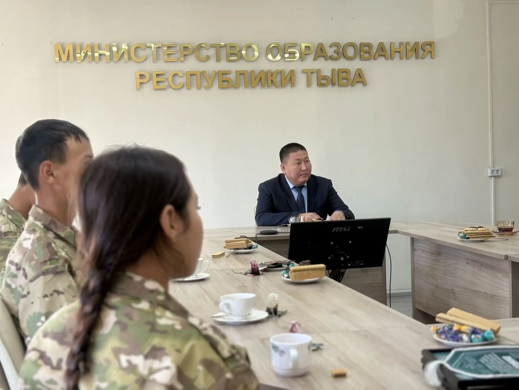 Министр образования Тувы поздравил команду «Воины17» — призёров Всероссийской военно-патриотической игры «Зарница 2.0» Министр образования Тувы поздравил команду «Воины17» — призёров Всероссийской военно-патриотической игры «Зарница 2.0»