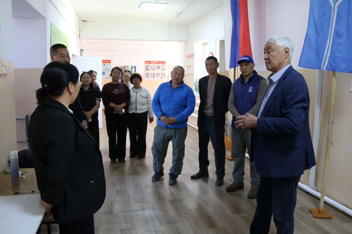 Депутаты Верховного Хурала посетили школу села Кунгуртуг Депутаты Верховного Хурала посетили школу села Кунгуртуг