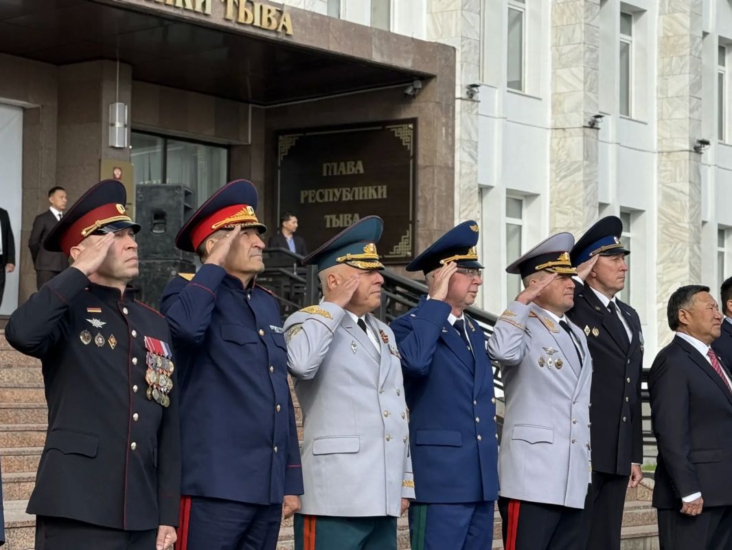В Кызыле состоялись торжественные мероприятия, посвящённые Дню государственного флага Республики Тыва В Кызыле состоялись торжественные мероприятия, посвящённые Дню государственного флага Республики Тыва