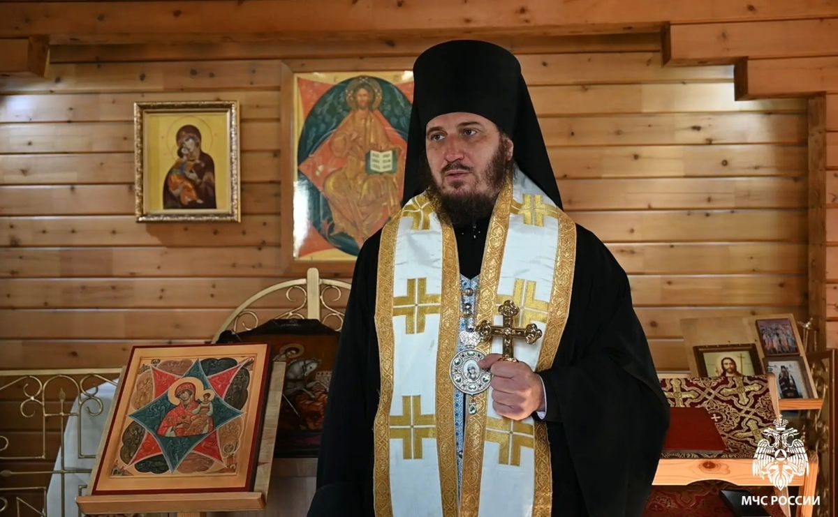 Духовная опора огнеборцев: сотрудники МЧС Тувы почтили память иконы Божией Матери «Неопалимая Купина» Духовная опора огнеборцев: сотрудники МЧС Тувы почтили память иконы Божией Матери «Неопалимая Купина»