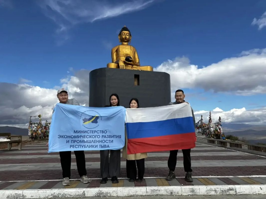 День флага отметили восхождением День флага отметили восхождением