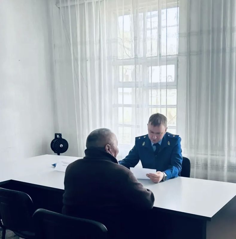 Первый заместитель прокурора республики Владимир Большунов в ходе рабочей поездки в Бай-Тайгинский район провел прием граждан Первый заместитель прокурора республики Владимир Большунов в ходе рабочей поездки в Бай-Тайгинский район провел прием граждан