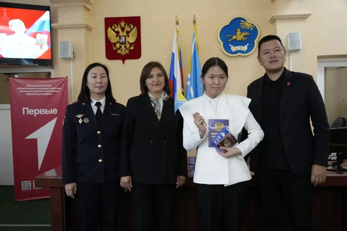 В День Государственного флага Республики Тыва 20 школьников Кызыла получили паспорта гражданина России В День Государственного флага Республики Тыва 20 школьников Кызыла получили паспорта гражданина России