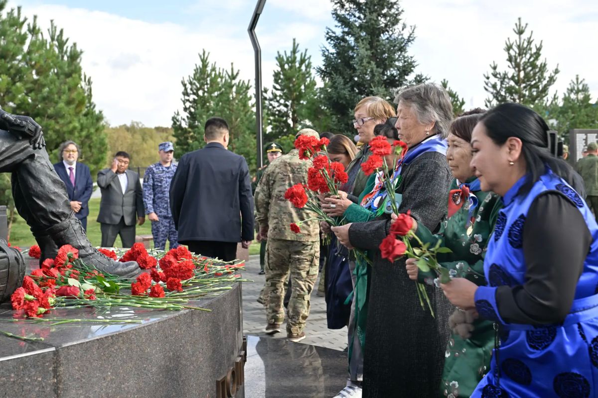 Памятник участникам специальной военной операции в Кызыле дополнила композиция с летящими журавлями Памятник участникам специальной военной операции в Кызыле дополнила композиция с летящими журавлями