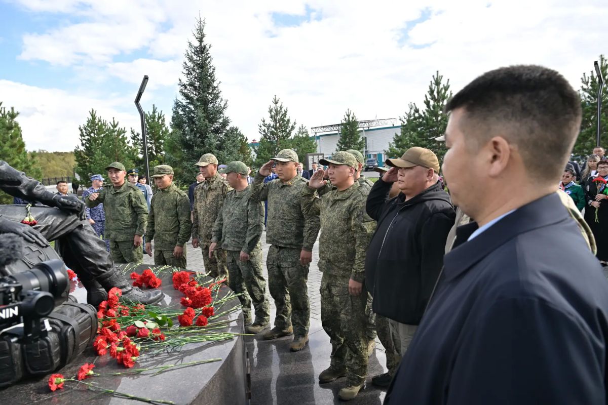 Памятник участникам специальной военной операции в Кызыле дополнила композиция с летящими журавлями Памятник участникам специальной военной операции в Кызыле дополнила композиция с летящими журавлями