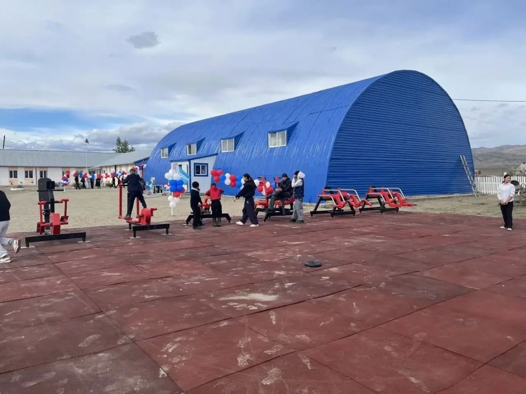 В Туве в этом году по республиканской госпрограмме «Развитие физической культуры и спорта», которая является частью государственной программы «Спорт России», возводится пять спортивных залов ангарного типа В Туве в этом году по республиканской госпрограмме «Развитие физической культуры и спорта», которая является частью государственной программы «Спорт России», возводится пять спортивных залов ангарного типа