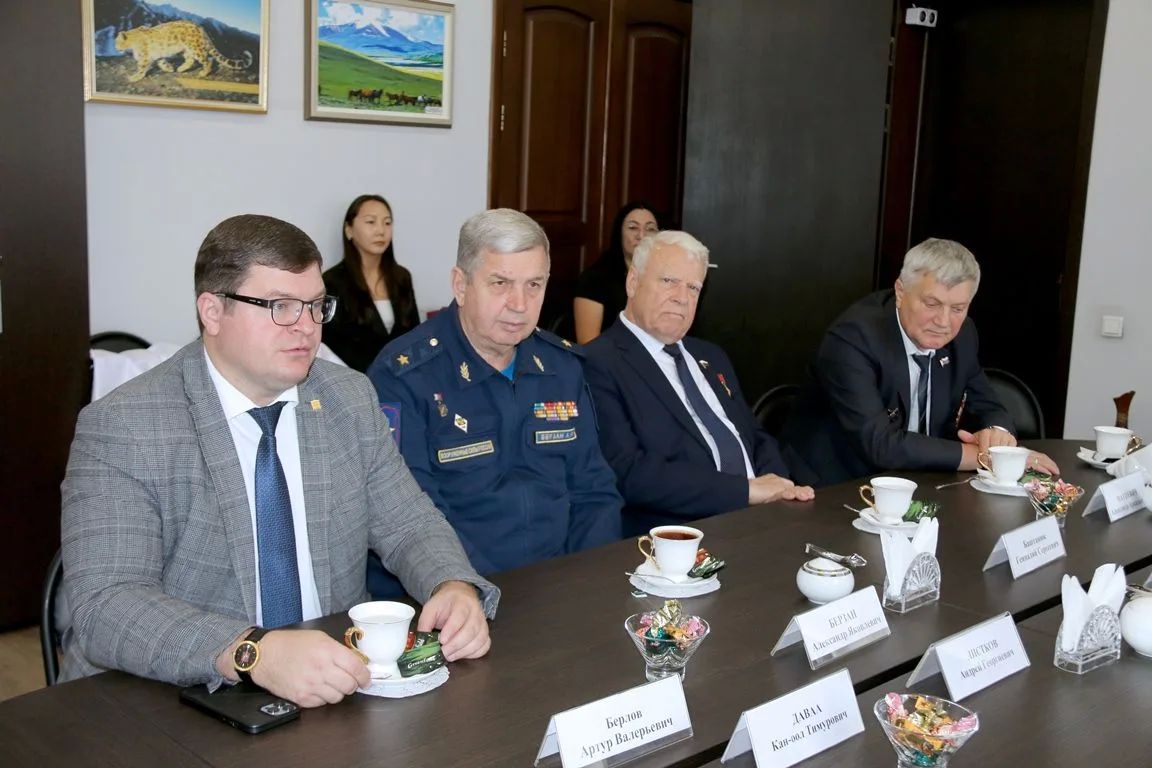 Сегодня Председатель Верховного Хурала Кан-оол Тимурович Даваа принял делегацию города Москвы, состоящую из представителей военно-патриотических и спортивных общественных организаций Сегодня Председатель Верховного Хурала Кан-оол Тимурович Даваа принял делегацию города Москвы, состоящую из представителей военно-патриотических и спортивных общественных организаций