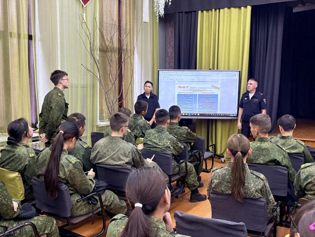 В Кызыле в рамках общероссийской акции «Сообщи, где торгуют смертью» жителям и гостям города раздали профилактические буклеты В Кызыле в рамках общероссийской акции «Сообщи, где торгуют смертью» жителям и гостям города раздали профилактические буклеты