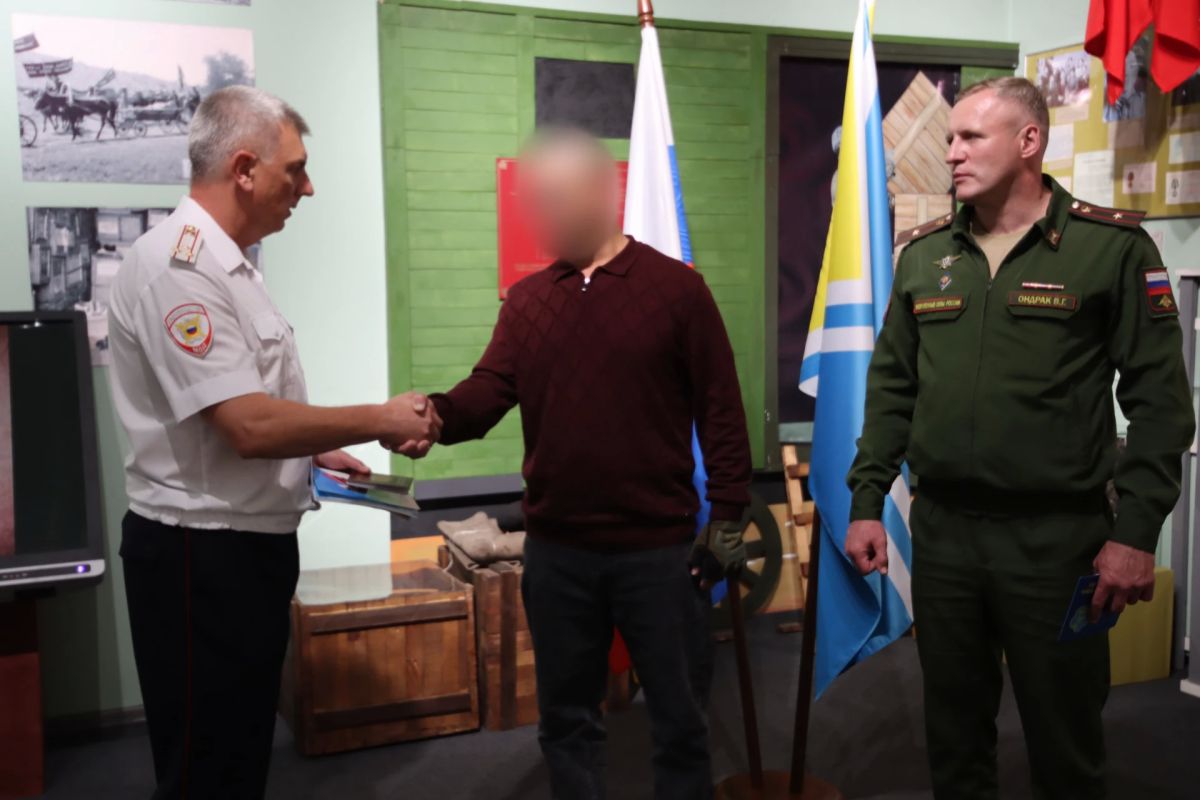 В Туве военнослужащий принес Присягу гражданина Российской Федерации В Туве военнослужащий принес Присягу гражданина Российской Федерации