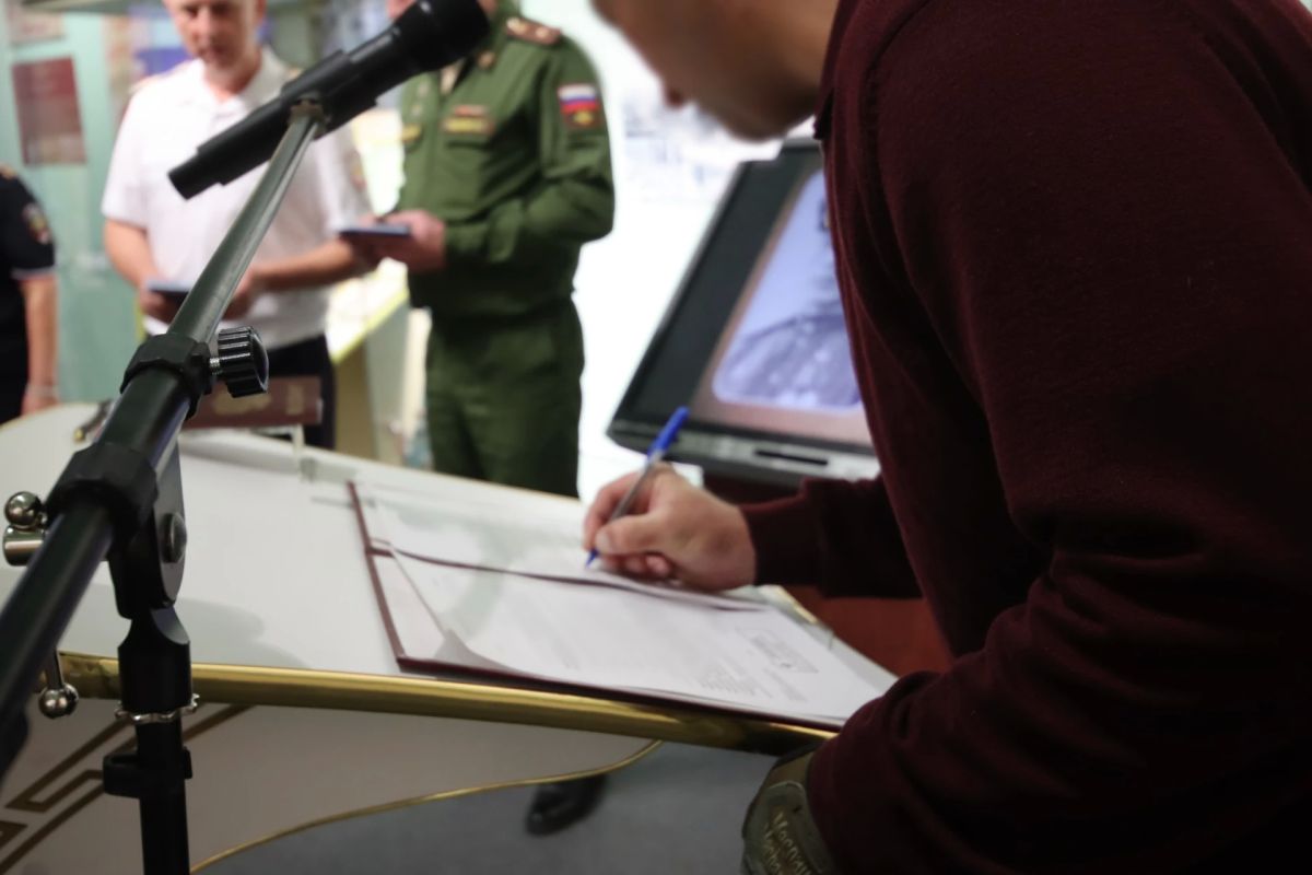 В Туве военнослужащий принес Присягу гражданина Российской Федерации В Туве военнослужащий принес Присягу гражданина Российской Федерации