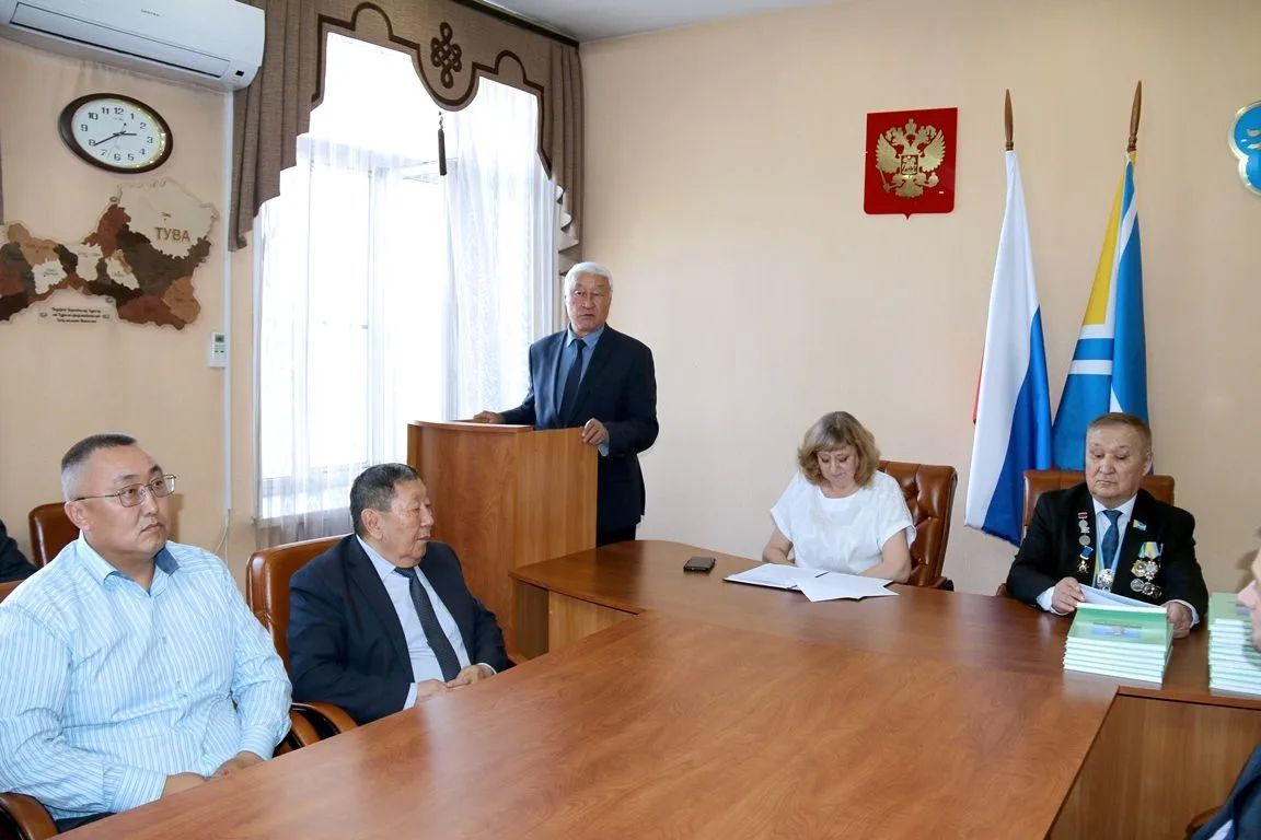 Сегодня в здании Верховного Хурала состоялась презентация архивно-исторического издания «Совет мужчин и отцов Республики Тыва Сегодня в здании Верховного Хурала состоялась презентация архивно-исторического издания «Совет мужчин и отцов Республики Тыва