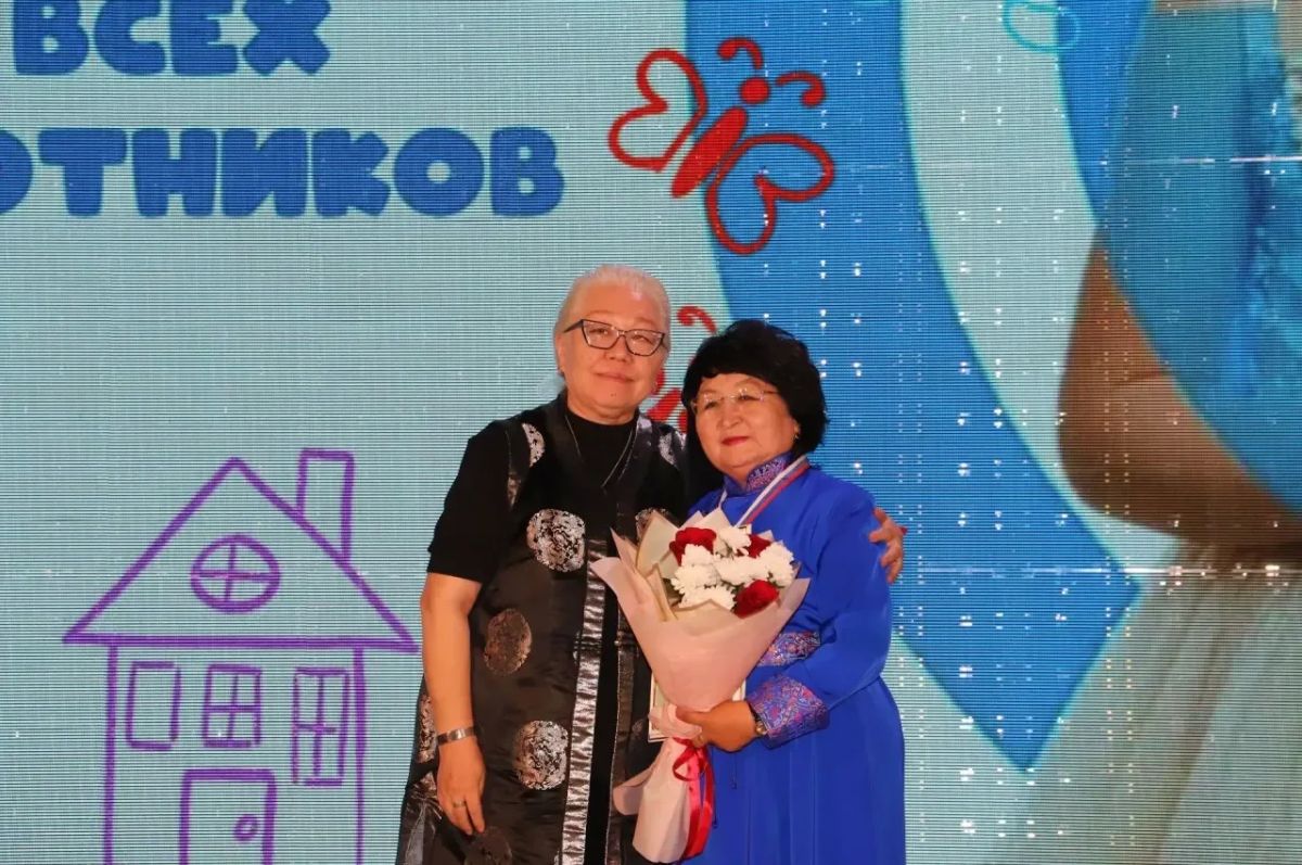 Спасибо за ваши сердца!. В Доме народного творчества чествовали тех, кто каждый день дарит нашим детям тепло и заботу — дошкольных работников Тувы Спасибо за ваши сердца!. В Доме народного творчества чествовали тех, кто каждый день дарит нашим детям тепло и заботу — дошкольных работников Тувы