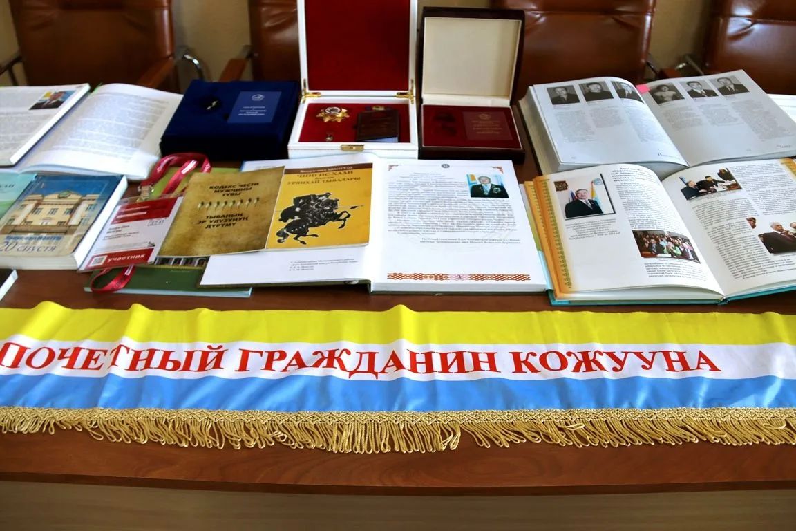 Сегодня в здании Верховного Хурала состоялась презентация архивно-исторического издания «Совет мужчин и отцов Республики Тыва Сегодня в здании Верховного Хурала состоялась презентация архивно-исторического издания «Совет мужчин и отцов Республики Тыва