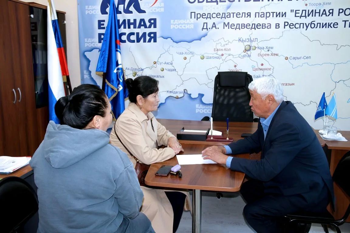 Председатель Верховного Хурала Кан-оол Даваа сегодня провёл рабочую встречу с руководителем партийной фракции КПРФ в парламенте Лодой-Дамба Кууларом Председатель Верховного Хурала Кан-оол Даваа сегодня провёл рабочую встречу с руководителем партийной фракции КПРФ в парламенте Лодой-Дамба Кууларом