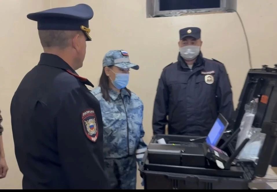 Министр внутренних дел Тувы Юрий Завьялов лично проверил работу сотрудников полиции в ходе ОПМ «Правопорядок» в Кызыле Министр внутренних дел Тувы Юрий Завьялов лично проверил работу сотрудников полиции в ходе ОПМ «Правопорядок» в Кызыле