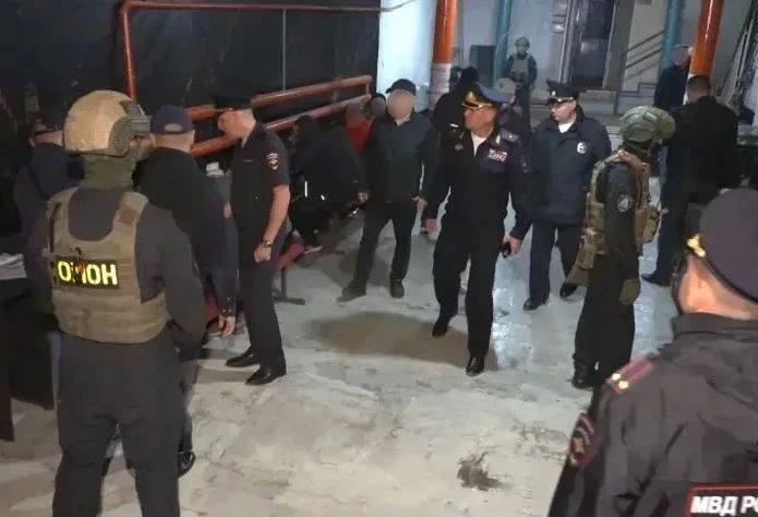 Министр внутренних дел Тувы Юрий Завьялов лично проверил работу сотрудников полиции в ходе ОПМ «Правопорядок» в Кызыле Министр внутренних дел Тувы Юрий Завьялов лично проверил работу сотрудников полиции в ходе ОПМ «Правопорядок» в Кызыле