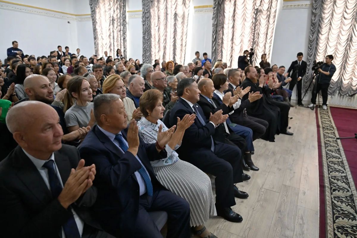 Владислав Ховалыг поздравил заслуженного работника культуры России Виктора Нагорного с юбилеем Владислав Ховалыг поздравил заслуженного работника культуры России Виктора Нагорного с юбилеем