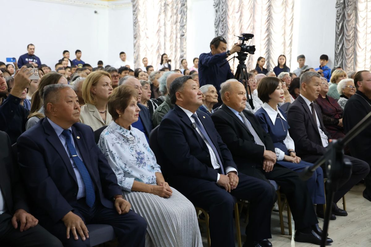 В Кызылском колледже искусств отметили 80-летие Виктора Нагорного В Кызылском колледже искусств отметили 80-летие Виктора Нагорного
