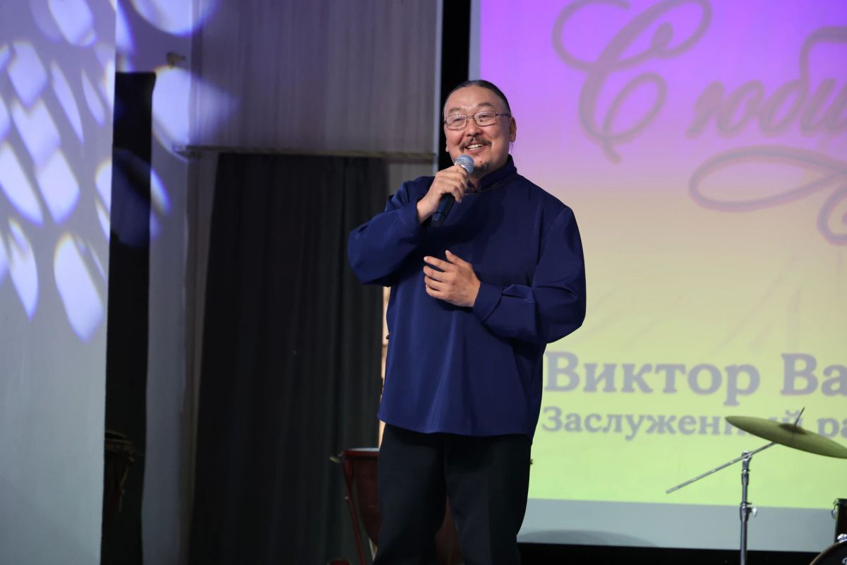В Кызылском колледже искусств отметили 80-летие Виктора Нагорного В Кызылском колледже искусств отметили 80-летие Виктора Нагорного