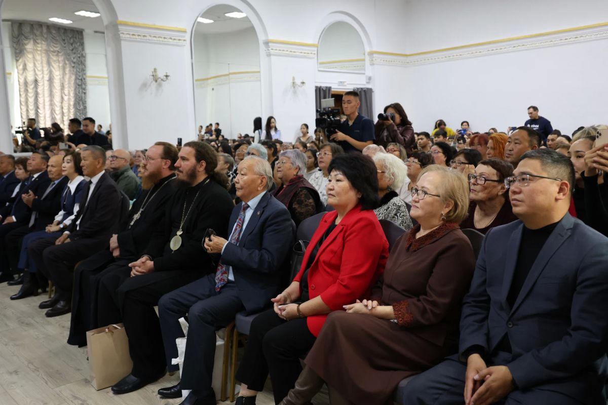 В Кызылском колледже искусств отметили 80-летие Виктора Нагорного В Кызылском колледже искусств отметили 80-летие Виктора Нагорного
