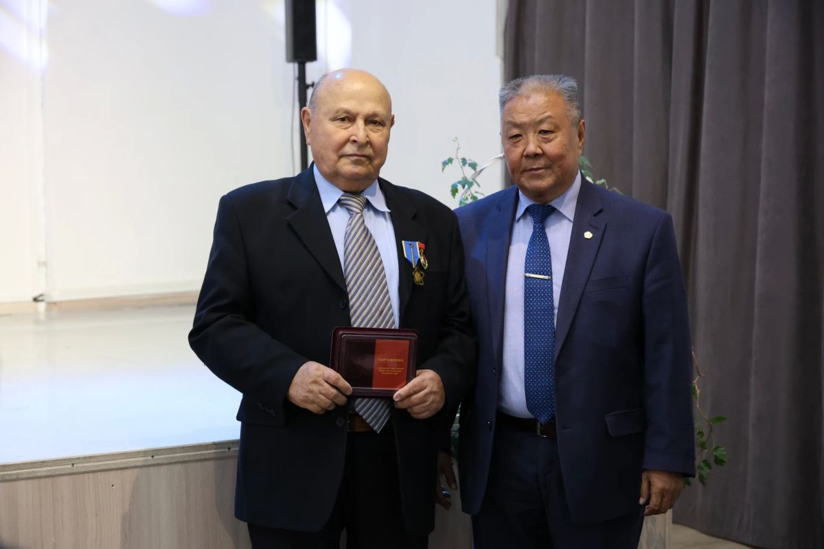 В Кызылском колледже искусств отметили 80-летие Виктора Нагорного В Кызылском колледже искусств отметили 80-летие Виктора Нагорного