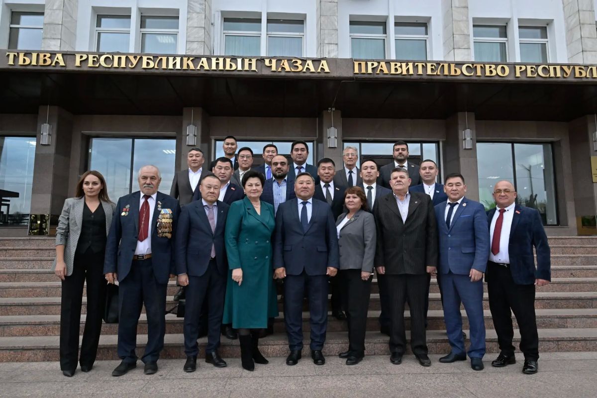 Глава Тувы Владислав Ховалыг провел первую после избрания на должность рабочую встречу с депутатами Верховного Хурала республики и Хуралом представителей Кызыла Глава Тувы Владислав Ховалыг провел первую после избрания на должность рабочую встречу с депутатами Верховного Хурала республики и Хуралом представителей Кызыла