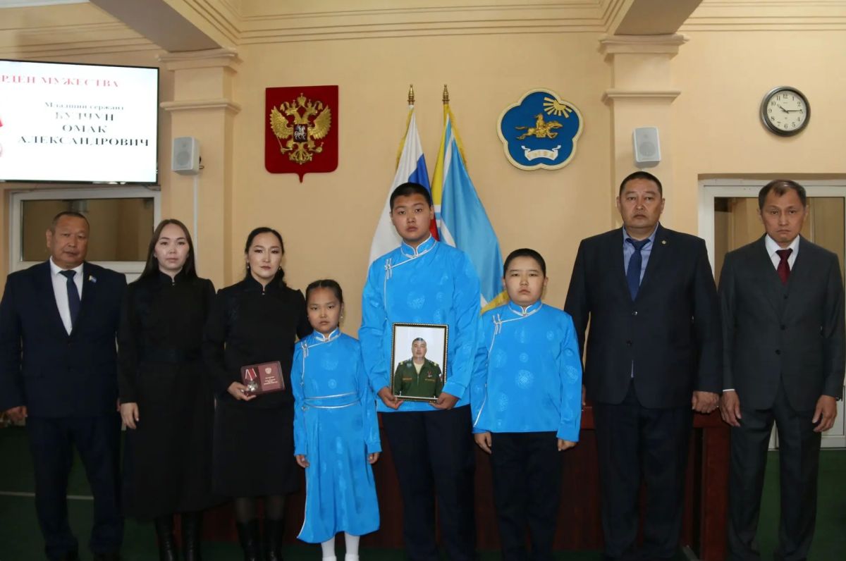 В Верховном Хурале (парламенте) Республики Тыва состоялась церемония посмертного награждения военнослужащих, героически погибших в ходе выполнения задач специальной военной операции В Верховном Хурале (парламенте) Республики Тыва состоялась церемония посмертного награждения военнослужащих, героически погибших в ходе выполнения задач специальной военной операции