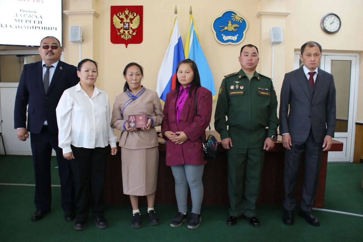В Верховном Хурале (парламенте) Республики Тыва состоялась церемония посмертного награждения военнослужащих, героически погибших в ходе выполнения задач специальной военной операции В Верховном Хурале (парламенте) Республики Тыва состоялась церемония посмертного награждения военнослужащих, героически погибших в ходе выполнения задач специальной военной операции
