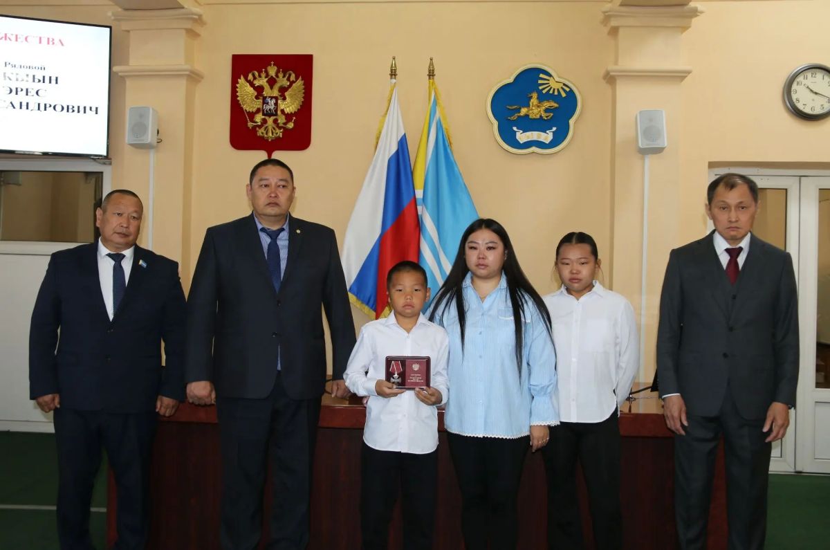В Верховном Хурале (парламенте) Республики Тыва состоялась церемония посмертного награждения военнослужащих, героически погибших в ходе выполнения задач специальной военной операции В Верховном Хурале (парламенте) Республики Тыва состоялась церемония посмертного награждения военнослужащих, героически погибших в ходе выполнения задач специальной военной операции